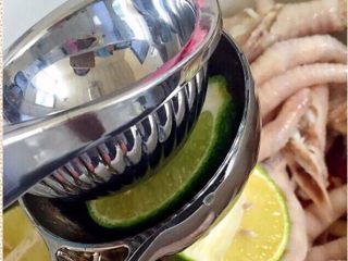 16、泰式柠檬酸辣鸡爪,泡过冰水的鸡脚，捞起来沥干水分，一起放入调料中。柠檬切开用柠檬夹先挤三个放入鸡爪中。