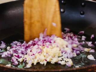 7、茄汁意面,锅里加橄榄油下入葱、蒜