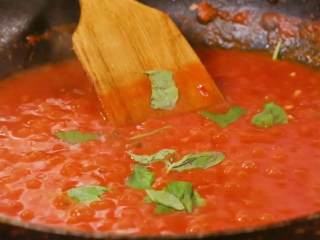 10、茄汁意面,下入罗勒叶