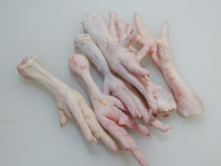 1、韩式辣炒鸡爪，百搭小食,先给鸡爪洗个澡，充分洗干净。