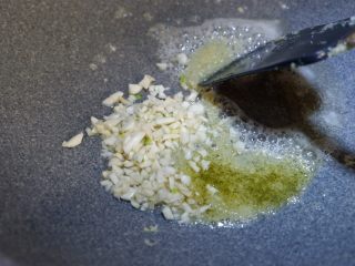 5、韩式辣炒鸡爪，百搭小食,锅中热油，将蒜蓉放进去炒出香味，多一点蒜好吃哦。