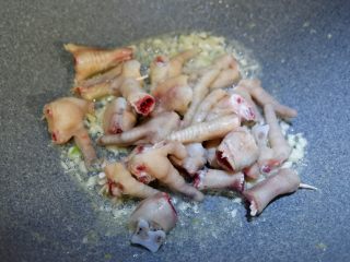6、韩式辣炒鸡爪，百搭小食,然后下入鸡爪翻炒均匀。