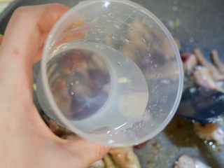 11、韩式辣炒鸡爪，百搭小食,适量清水。