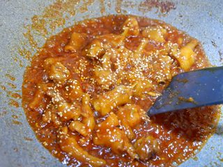 16、韩式辣炒鸡爪，百搭小食,煮到汤汁浓稠，鸡爪可以挂糊的程度撒上白芝麻关火翻均匀即可。