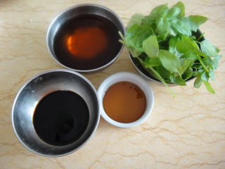 1、罗勒烧鸡腿,准备调料，枫泾黄酒，生抽和老抽，香油，新鲜的罗勒叶