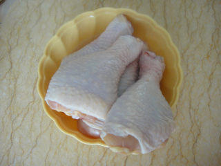 2、罗勒烧鸡腿,鸡腿洗净