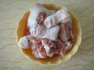 3、罗勒烧鸡腿,斩块后再用水冲洗干净