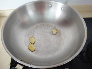 5、罗勒烧鸡腿,锅内倒入底油，温油下姜片爆香