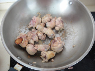 6、罗勒烧鸡腿,再把鸡块加入一直煸炒至变色