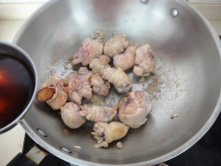 7、罗勒烧鸡腿,倒入枫泾黄酒