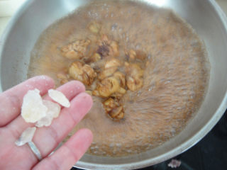 9、罗勒烧鸡腿,加入适量冰糖和开水大火煮开后转小火20分钟