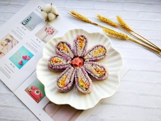 12、翻转花朵寿司,切块摆盘。