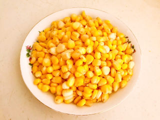 5、香菇腊肠焖饭,甜玉米煮熟备用