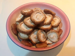 9、香菇腊肠焖饭,香菇去蒂清洗干净