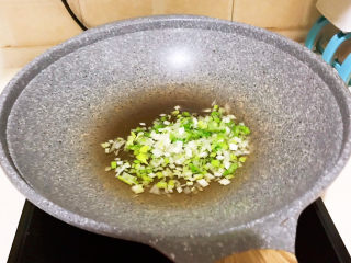 11、香菇腊肠焖饭,炒锅烧热后大豆色拉油，油烧热后加入葱花，炒出香味