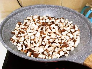 12、香菇腊肠焖饭,炒锅烧热后加入大豆色拉油，油烧热后加入香菇，翻炒5分钟左右