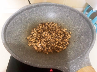 14、香菇腊肠焖饭,翻炒均匀，备用