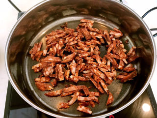 15、香菇腊肠焖饭,另起锅，加入1小勺大豆色拉油，炒锅烧热后加入腊肠条，小火煸炒1分钟