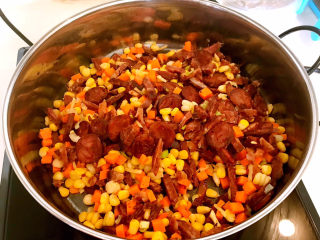 19、香菇腊肠焖饭,加入腊肠片