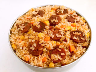 26、香菇腊肠焖饭,香菇腊肠焖饭熟了，这道焖饭食材丰富，软糯鲜香，风味独特~