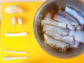 1、柠檬草椰汁轻烧带鱼,准备材料吧,开始美食之旅。