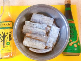 3、柠檬草椰汁轻烧带鱼,然后用适量料酒,生抽,腌制一下。至于量,大概一种加个15毫升就可以了。