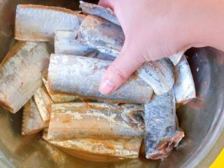 4、柠檬草椰汁轻烧带鱼,依然还是用手,给刀鱼做个调料spa,让它和调料好好相处。要带感情的给我们的食材做按摩,嘻嘻,它才会更听话。