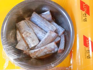 5、柠檬草椰汁轻烧带鱼,包上保鲜膜,放进了冷藏室,腌制至少30分钟以上。佳儿是腌制了一个晚上,第二天拿出来的,这样更去腥和入味。