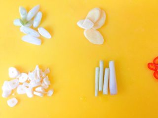 6、柠檬草椰汁轻烧带鱼,葱切小段,姜切片,蒜切片,红辣椒切片,香茅四等分段。备用。