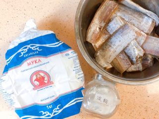 7、柠檬草椰汁轻烧带鱼,然后时间到了,把鱼拿出来,把料酒和生抽倒出去,取一些面粉和淀粉。面粉使用中筋通用面粉就可以了。