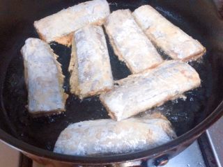 9、柠檬草椰汁轻烧带鱼,来一个不粘锅,锅热以后,放油,油6分热下鱼,中火煎至金黄翻面。要注意不要煎糊了,你会感觉到用筷子夹的时候,触感有更硬。