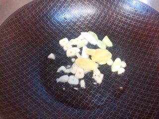 11、柠檬草椰汁轻烧带鱼,再次起锅,下油,油热下葱姜蒜煸炒出香味。我是换了一个锅,如果不换,要刷锅换油哦,因为有残渣,加温会黑。