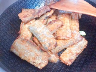 12、柠檬草椰汁轻烧带鱼,然后把鱼放进去,马上下料酒10毫升烹一下,不用翻动,以免破相。