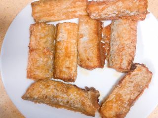 10、柠檬草椰汁轻烧带鱼,这个颜色,ok!不错哦!放粉的作用,就是更好的保护鱼皮,让鱼皮更脆更完整,并且让鱼在煮的过程中不容易散掉,另外可以包裹鱼肉的汁。煎好之后,把鱼拿出来备用。