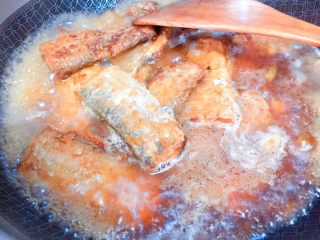 13、柠檬草椰汁轻烧带鱼,然后加热水没过大部分鱼肉,并加红烧酱油3-5毫升,别多了,说了是轻烧呢。颜色炸得好看就足够了。