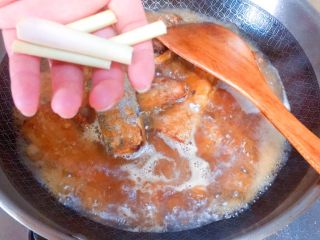 14、柠檬草椰汁轻烧带鱼,然后可以把大咖,香茅放进去了。