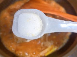 15、柠檬草椰汁轻烧带鱼,然后加盐,大概4g,因为有腌制过鱼肉,所以不要下太多盐。以免咸了,淡了可以加,咸了不好办。