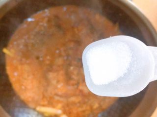 18、柠檬草椰汁轻烧带鱼,加糖提味,4-6g。如果喜欢甜一点,加量。然后调制中小火,煮15-20分钟。不用太久,这种鱼好熟,何况我们还煎过了。并尝味道,及时调整。