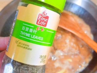 19、柠檬草椰汁轻烧带鱼,撒百里香叶,跟撒胡椒粉差不多,量呢,自己把握吧,我想大概是1-2g。我就是抖了6下。