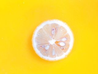 20、柠檬草椰汁轻烧带鱼,准备一片鲜柠檬