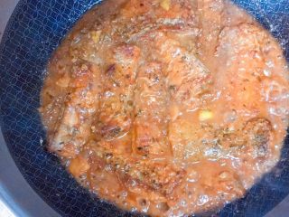 21、柠檬草椰汁轻烧带鱼,不要翻动鱼肉,会容易碎掉,定期摇动锅,让鱼不至于粘底。慢慢的我们的汤开始浓稠了。味道已经很香了!看上去不错,嗯!期待成品!