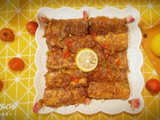 22、柠檬草椰汁轻烧带鱼,Ok~开始品尝吧!柠檬本身就去腥,柠檬草去腥也是预料之中的,柠檬和椰香只是淡淡的,因为我们加的并不多,搭配咸香的海味十足的带鱼,倒是相得益彰,相映成趣。不过百里香依然还是那么出挑,让鱼肉后感回味独特。带鱼鱼肉紧实,如果炸的好,出锅快,鱼皮还有点咬头,味道呢,怎么形容呢?比红烧清新,比清蒸有层次,都是淡淡的平衡着发挥作用,又不单调又不清淡,我非常喜欢!你们也试试吧!