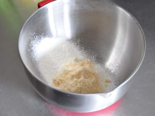 2、焦糖玛德琳,加入杏仁粉。