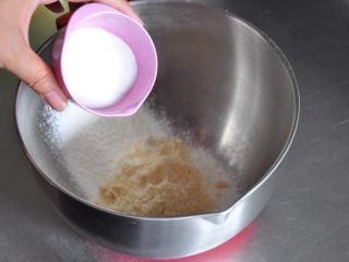 3、焦糖玛德琳,再加入白砂糖和盐。