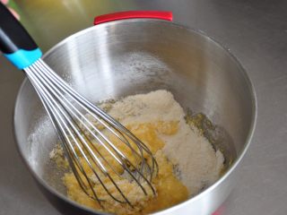 6、焦糖玛德琳,用打蛋器混合搅拌均匀。