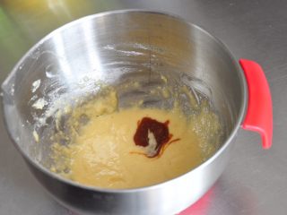 7、焦糖玛德琳,加入焦糖酱。