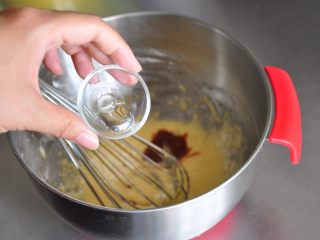 8、焦糖玛德琳,再加入水饴混合均匀。