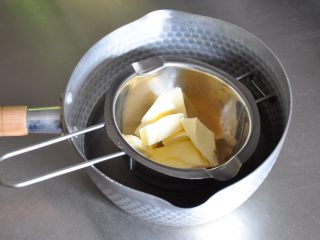 9、焦糖玛德琳,无盐黄油隔水加热融化。