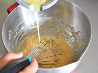 10、焦糖玛德琳,融化后的黄油加入混合好的面糊中，边加边搅拌。