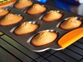 15、焦糖玛德琳,出炉后在模具上稍稍冷却后再脱模。